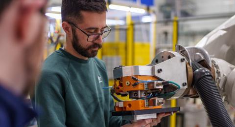 Shayan Darzi works with ABB robot 