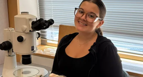 UNH genetics student Riley Wilson in the lab