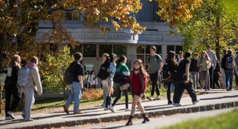 UNH students walking on campus