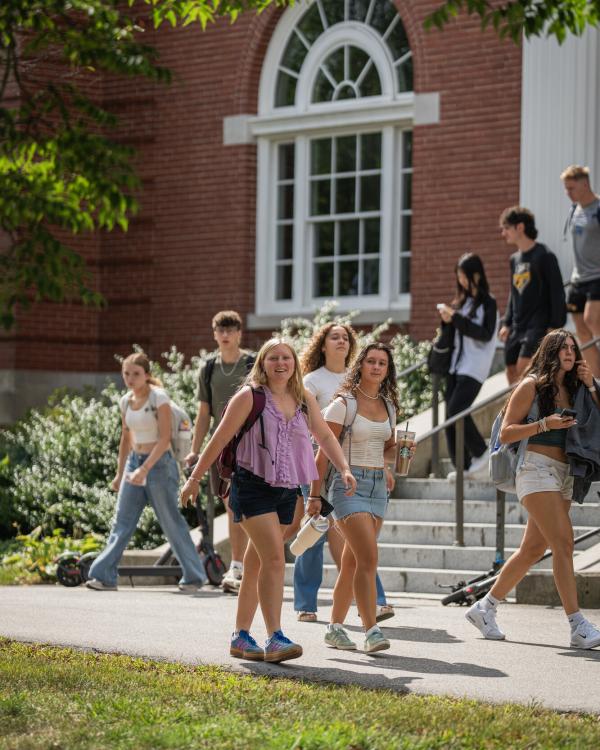 UNH students walking on campus